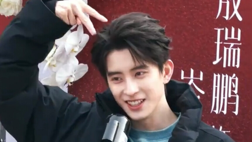 敖瑞鹏《不二之臣》开机路透 简约造型少年感十足