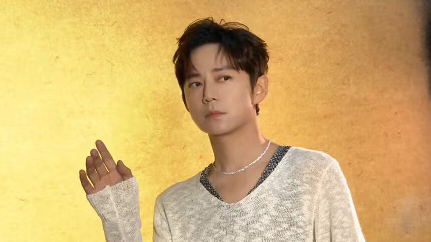 《声生不息·华流季》独家侧拍：何炅单手插兜尽显风度