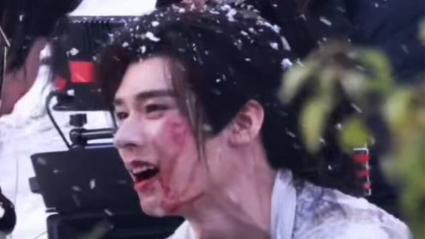 龚俊《白衣公卿》战损路透 雪中破碎感清冽凄美