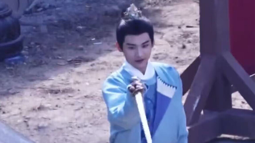 周柯宇《金吾不禁》舞剑路透 淡蓝古装展文雅侠气