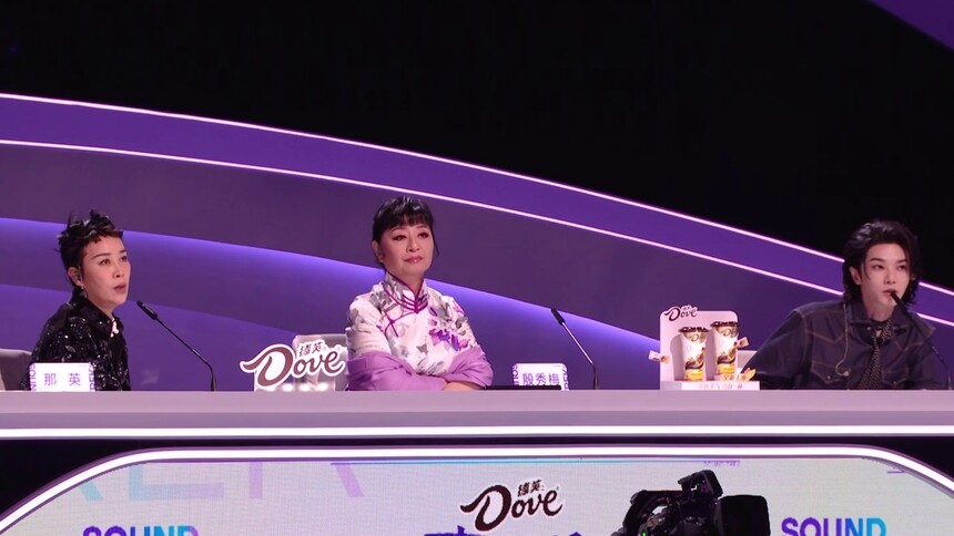 乐评人质疑选手找帮唱有失公平？那英华晨宇回应更看重作品完整性