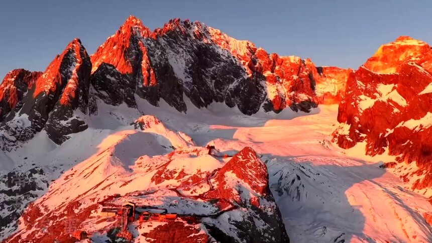 穿越机带你看玉龙雪山“日照金山”
