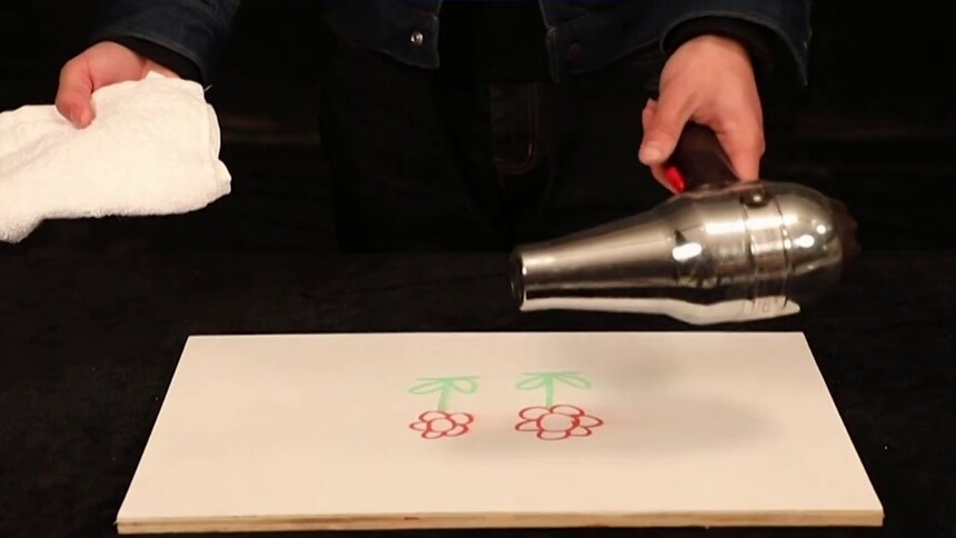 吹风机去彩笔渍的科学原理是什么？