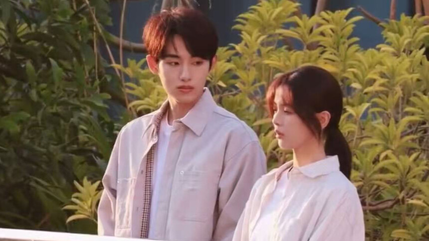 杨超越董思成新剧路透 白衬衫造型演绎青涩悸动