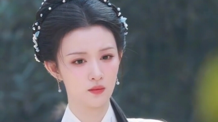 王楚然《明月录》片场路透 古装造型清丽温婉