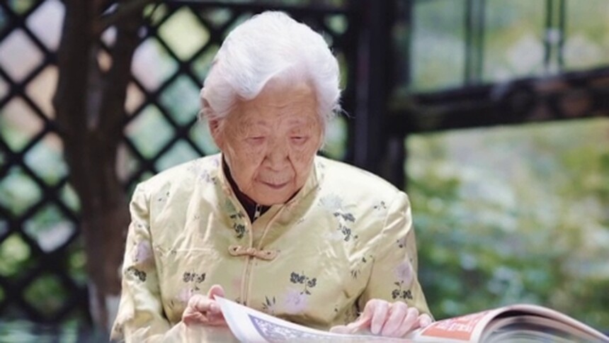 100岁的张月仙用剪刀裁度苦甜人生