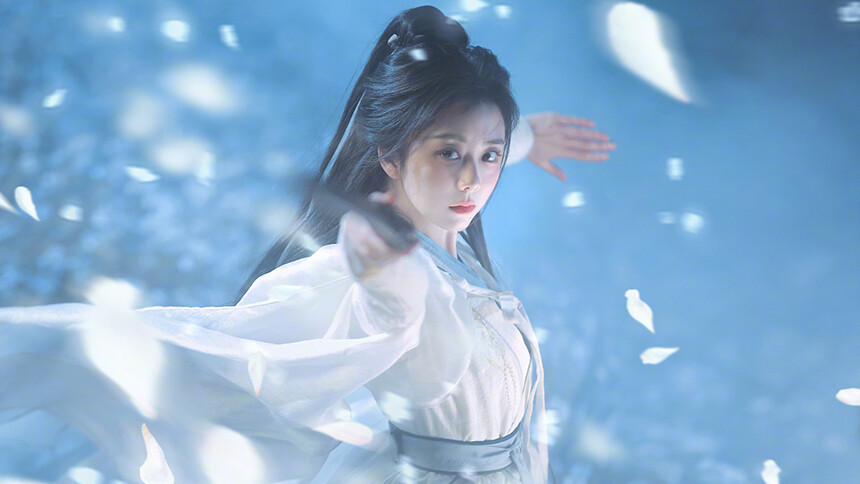 谭松韵分享《逍遥》角色大片 白衣执剑眼神有戏