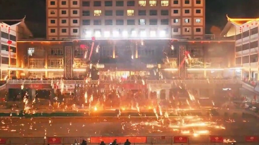 千城百县看中国｜打铁花——火与铁的炫目盛宴