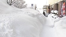 日本本州岛多地降雪持续 局地积雪超5米