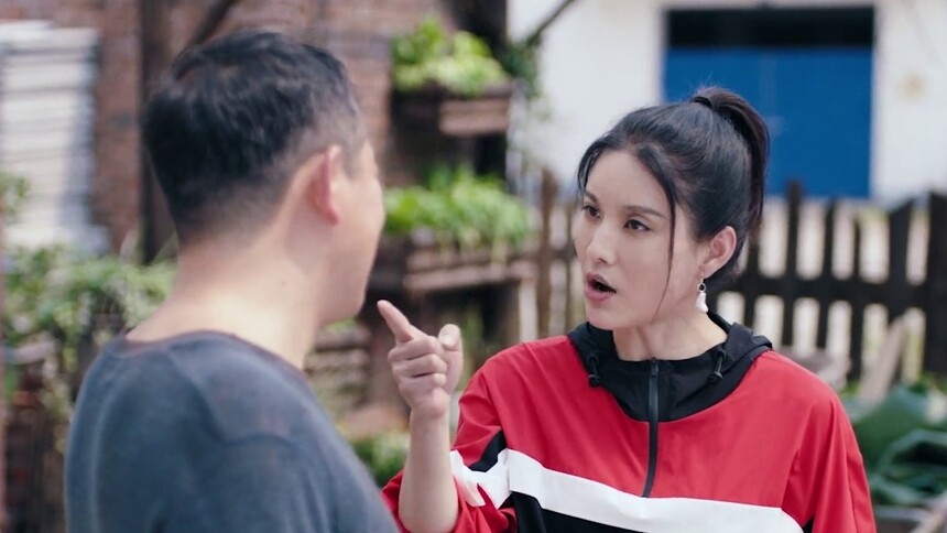 教练说服望望爸爸 让望望参加滑冰训练