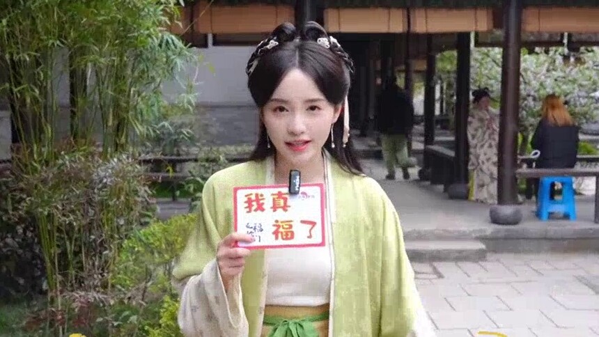 五福临门不说离别！柯颖爱的抱抱片场狂撒糖