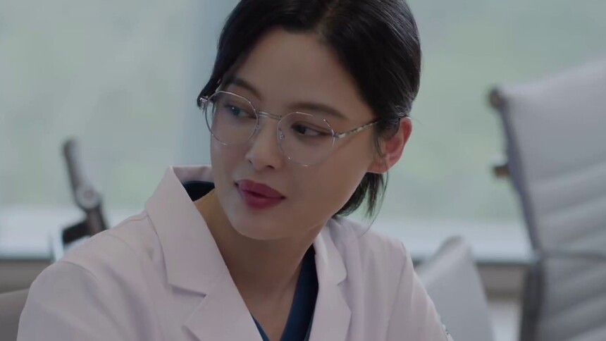 秦文彬给刘梓懿带饭，刘梓懿调侃秦文彬最近怪温顺