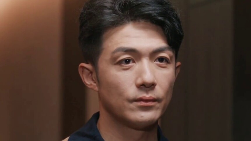 王焱、高谦一起去酒店体验，半夜高谦给王焱盖毯子，爱是想要触碰又收回的手
