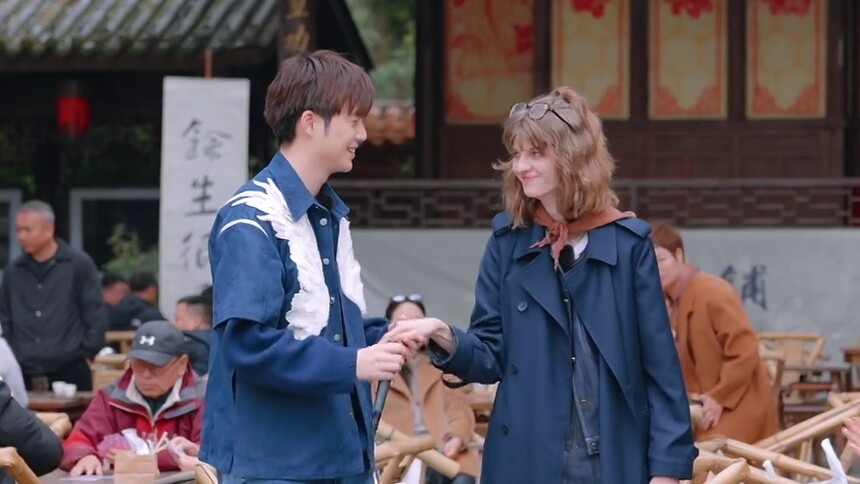 眼里全是爱意！阿诺董力深情合唱好甜蜜
