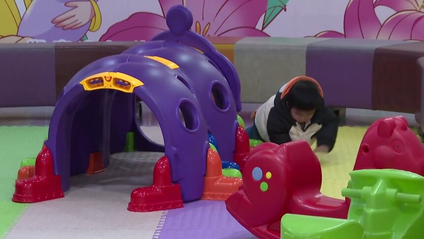 “小家”热气腾腾 “大家”蒸蒸日上 政策暖人心 育儿有底气