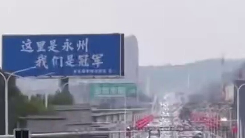 十三太保在永州“打起来了” 永州的“粉丝灯牌”不够用了 网友：一生要强的江苏人加油啊！