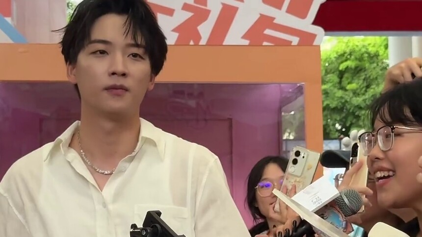 《动感地带芒果卡超级迎新季-广州站》动感地带芒果卡晒晒时刻：吴泽林给粉丝举麦