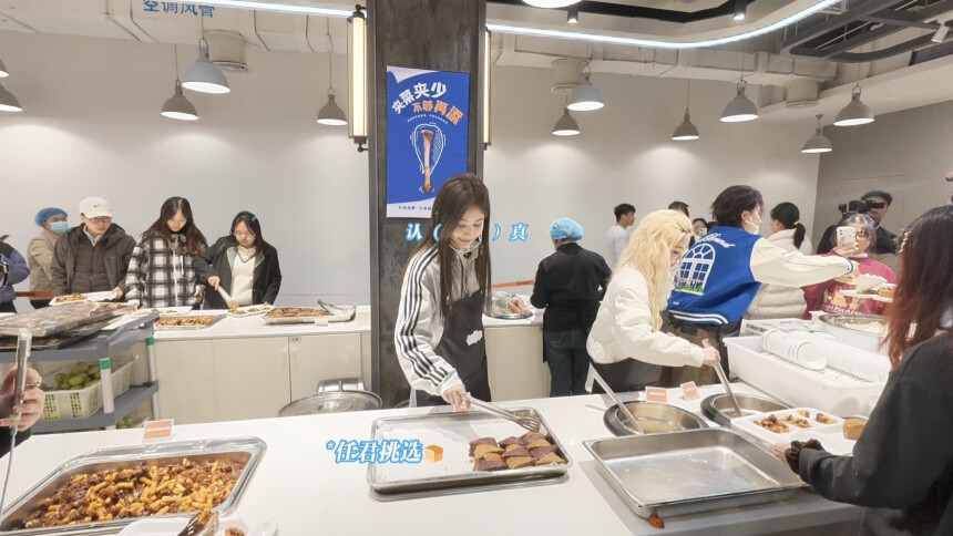 袁一琦的小碎片：《上线吧姐姐》独家花絮曝光~惊！袁一琦在食堂扮演高雅人士！