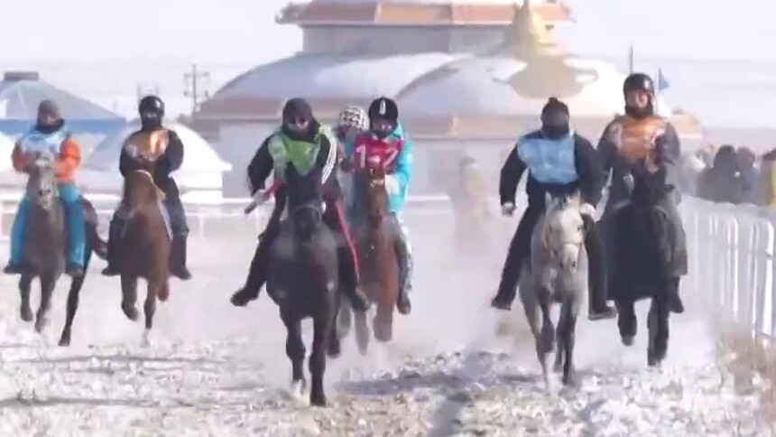 “超”有看点 雪原竞骥·内蒙古 雪原赛马疾如风 蒙古马燃动寒冬