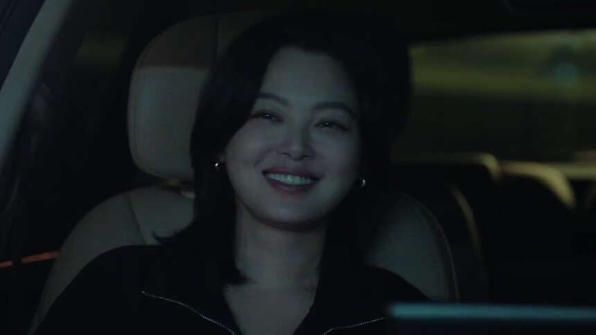 康俊情不自禁亲吻唐盈盈，二人车上拥吻