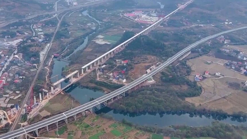邵永高铁跨芦洪江特大桥连续梁全部合龙