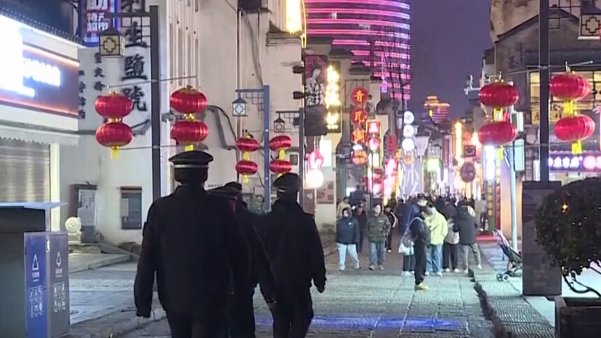 除夕我在岗 城市守夜人：200人坚守核心商圈 让除夕夜的光更通透