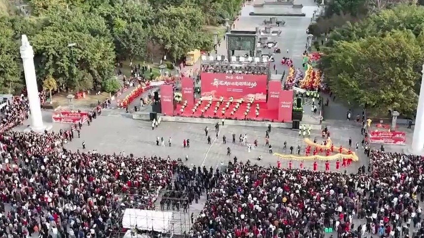 四川隆昌：舞龙巡游带来新春祝福