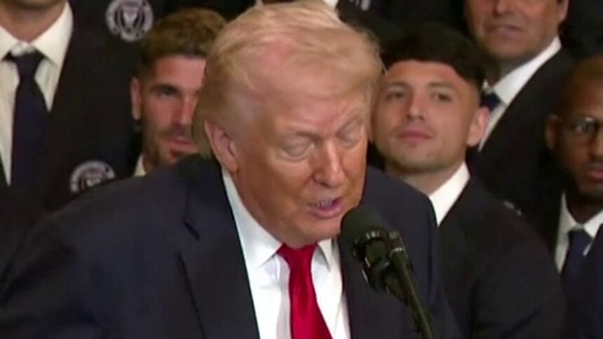 特朗普接见足球队时突然放话：解决古巴问题“早晚的事” 梅西听懵