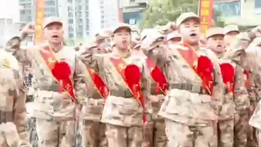 离家再吃一口父母包的饺子 邵阳新兵入伍哭红了眼眶 万般牵挂却满心骄傲