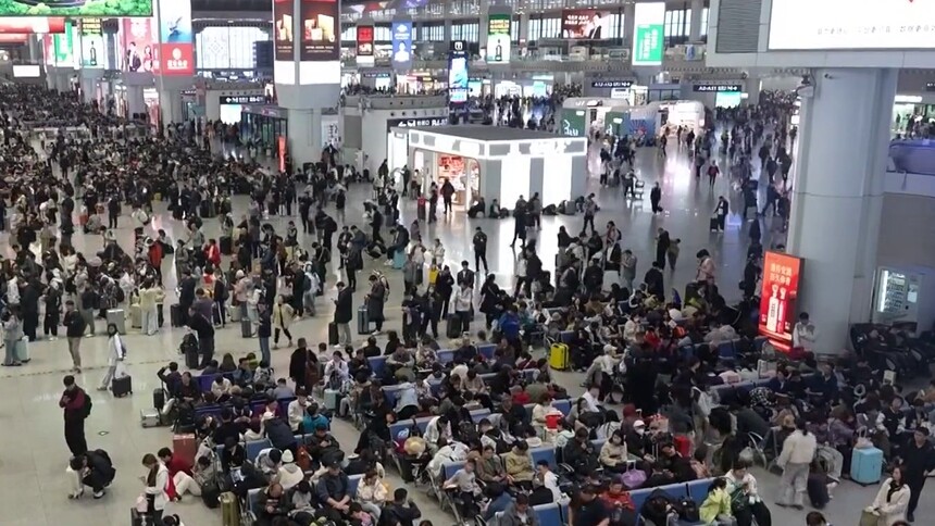 清明假期·出行 清明假期首日迎出行高峰