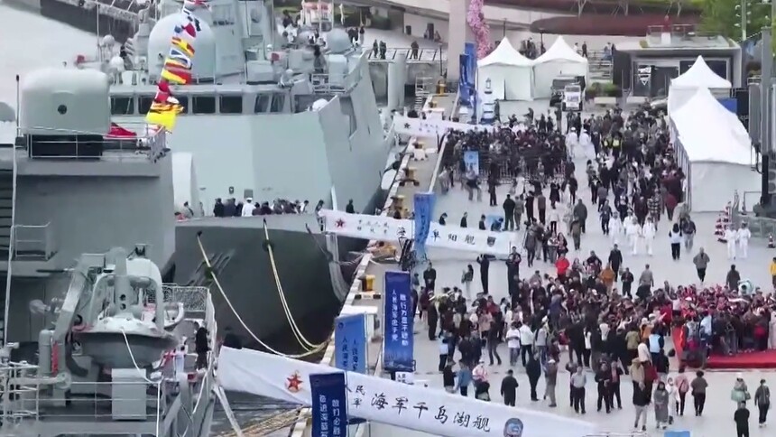 庆祝人民海军成立77周年 海军舰艇开放活动举行·上海 多型舰艇亮相 公众近距离感受大国重器