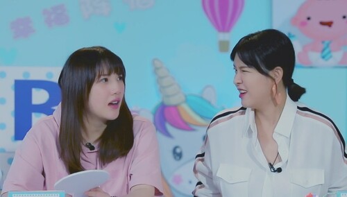 张徐宁当着老婆的面找女神合影 李艾不甘示弱也找男神