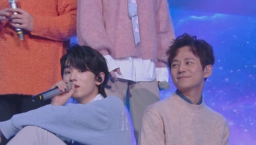 何炅蔡国庆与宋亚轩马嘉祺合唱《纸飞机》-综艺-高清视频在线观看