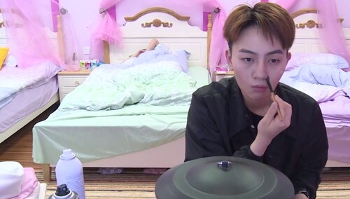 张晓钰早起化妆了分分钟打造完美鼻影轮廓