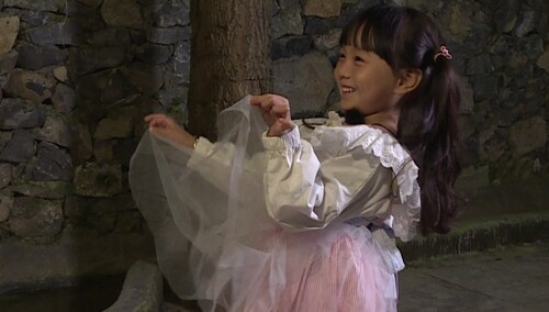 父女对歌日常!邓伦唱错词被小山竹纠正 - 芒果