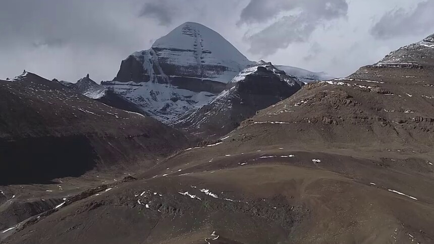 新时代幸福美丽新边疆航拍神山冈仁波齐