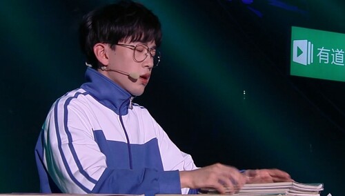 费启鸣代表毕业生提出选择难题众名师花式答题有深意