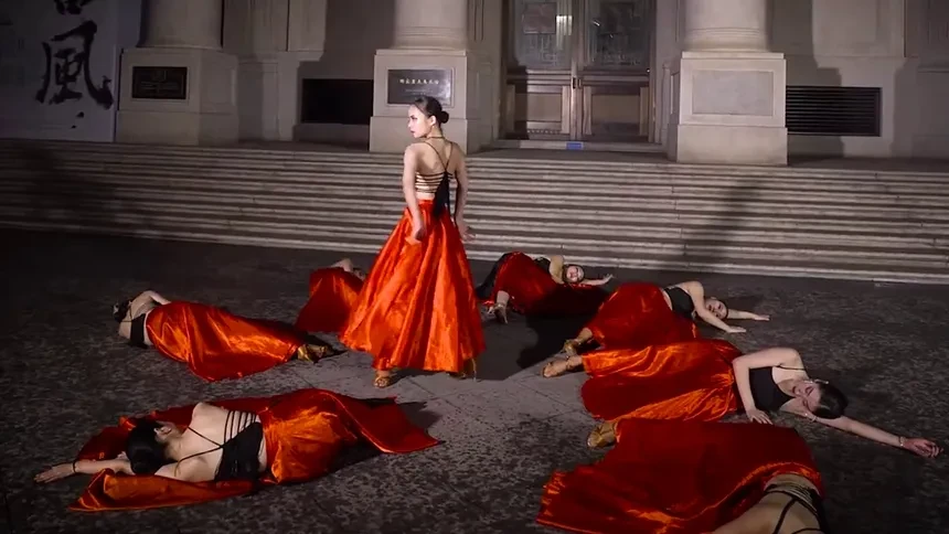 单色舞蹈烈焰红裙拉丁舞斗牛