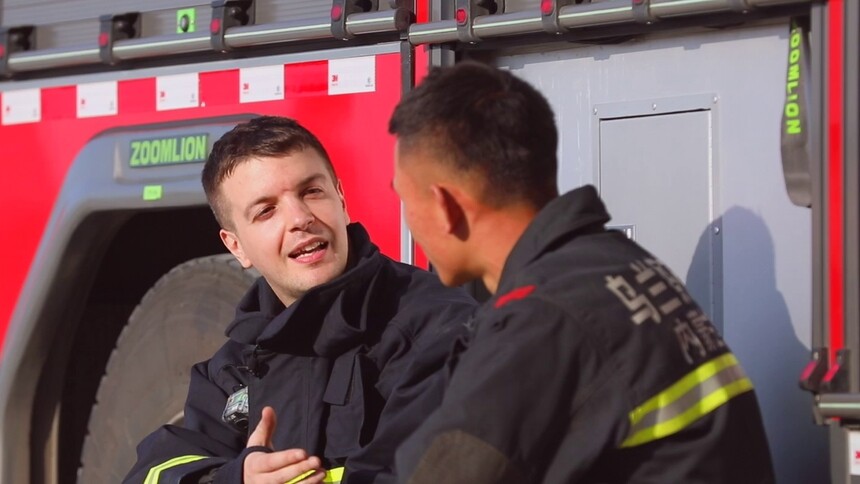 英国小哥哥体验消防员训练笑着笑着就哭了