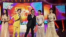 汪涵杨乐乐“黏”在一起秀恩爱
