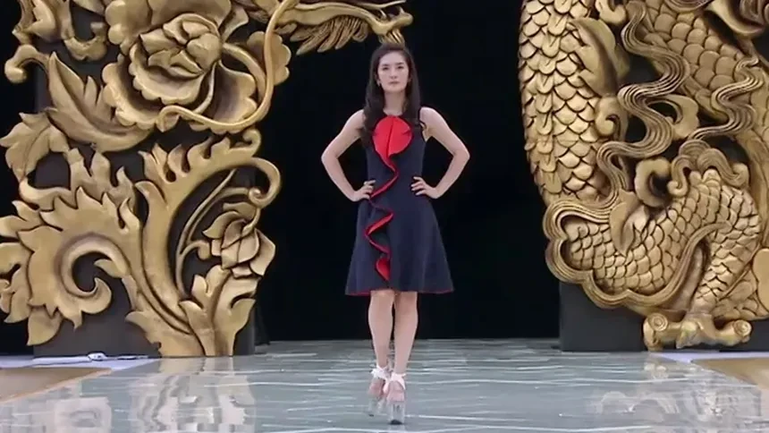 0826片段04谢娜高难度走秀霸气不过三秒刘嘉玲时装秀气场十足