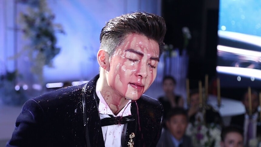 只为遇见你会员心动花絮泼酒名场面来袭红酒和爱情哪个更甜