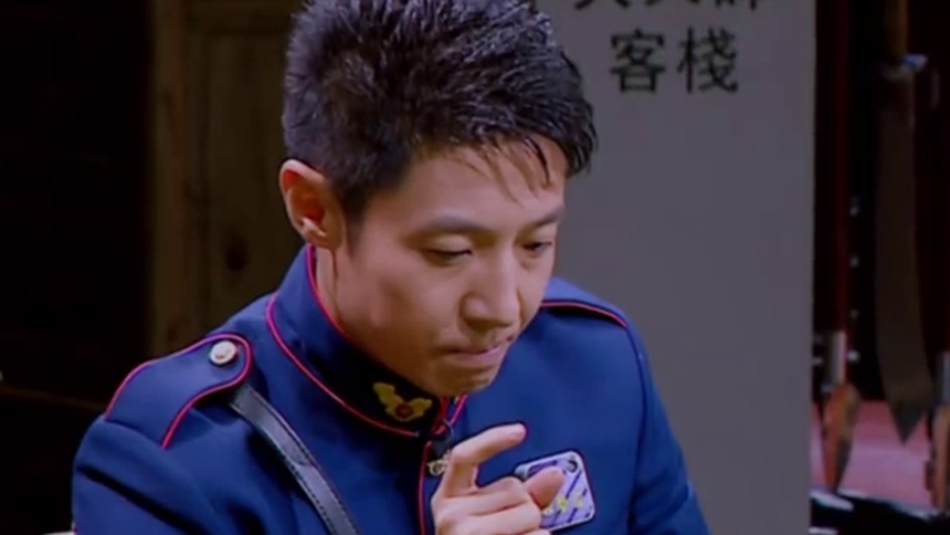 一言不合就脱衣!撒参谋被众人围攻扒光