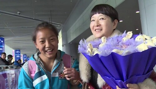 变形计第十一季2月8日看点小芳光脚到城市感受新妈妈的爱