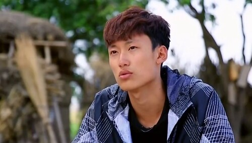 黄华燊美貌获认证01:32异次元宅男自称来自外星03:3