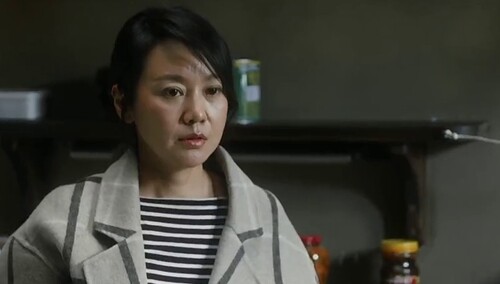 装台:刁菊花拿刀追后妈蔡素芬 警察上门了 - 高清视频在线观看 - 芒果