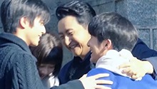 三兄妹和爸爸“嗨到蹦迪”