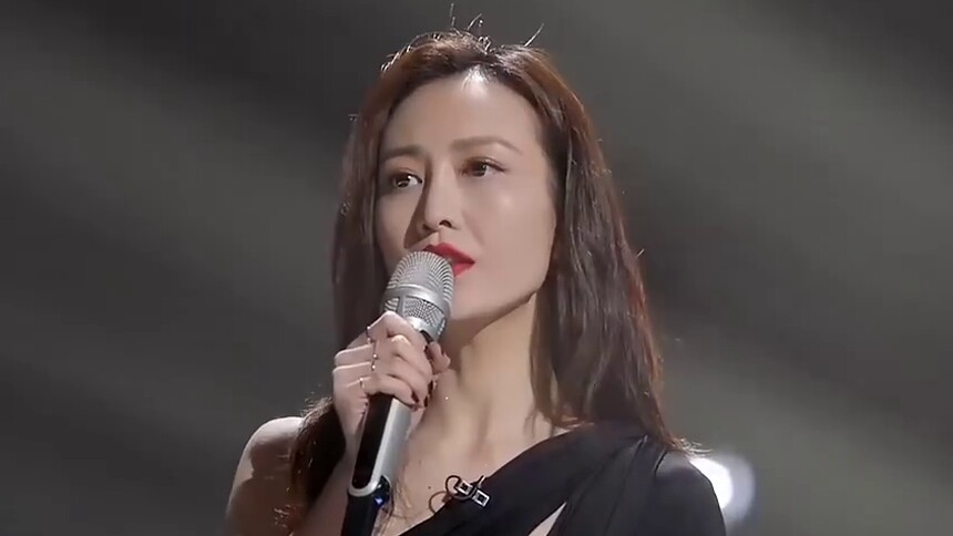 王鸥浪姐2初舞台粤语演唱热舞每一帧都在散发魅力