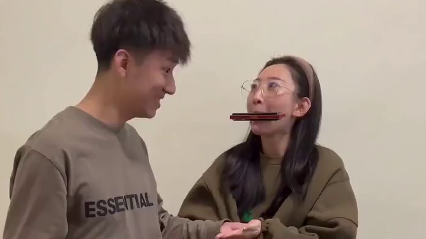 世界以痛吻我，还要我报之以歌