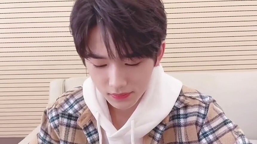 逗趣十足宋亚轩凡尔赛式吃螃蟹